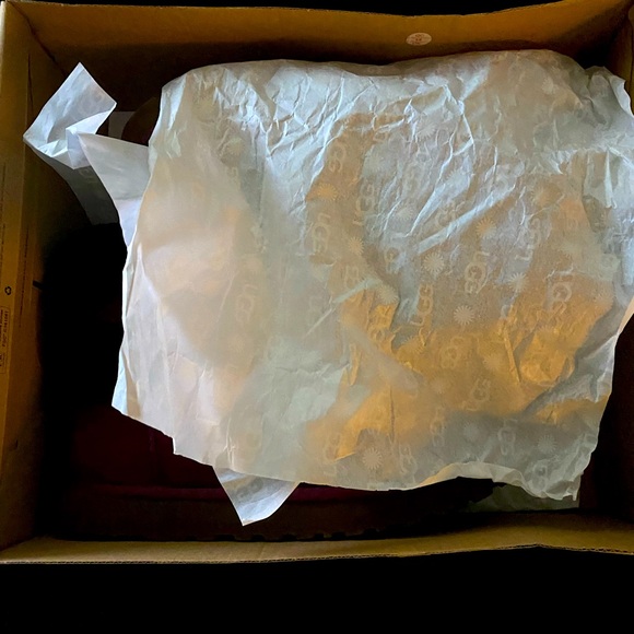 Ugg Plush Burgundy Boots …Preowned & Well Maintained - Picture 5 of 5